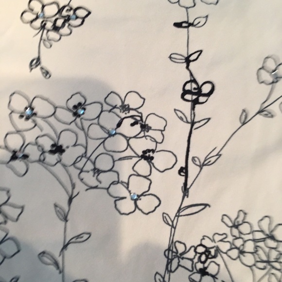 Lovely white and black stretchy long sleeve top. - Picture 4 of 4